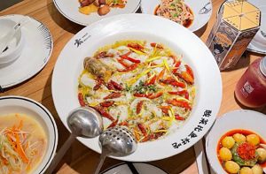中国食品展：疯狂的酸菜鱼 “海底捞”的想象空间 小龙虾的宿命终局